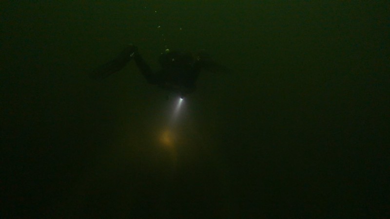 DeepDive, глубина что-то около 34 метров, кромешная тьма, вода примерно +3, Егор в мокром костюме )